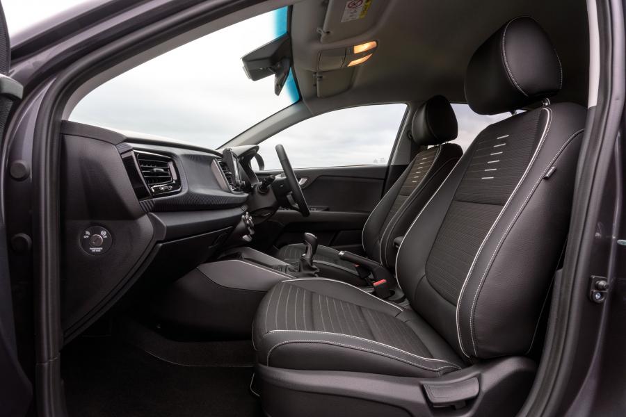 Интерьер Kia Rio GT-Line (YB) 2018 года  (UK) (фото 7 из 27)